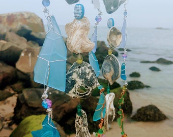 STRANDLEUCHTEN - Seeglas Windspiel mit Austernmuscheln und Glasperlen an TreibhoLz, Mobile, Klangspiel, Suncatcher