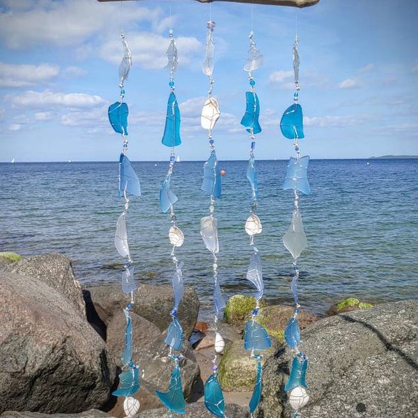 HIMMLISCH Strandglas Windspiel mit Glasperlen und Muscheln an Treibholz, Mobile, Klangspiel, Suncatcher