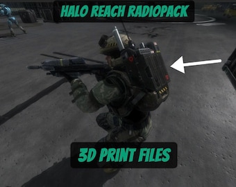 Peut inclure: Un soldat en tenue de camouflage est à genoux, tenant un fusil. Un sac radio noir avec des antennes est sur le dos du soldat. Les textes "HALO REACH RADIOPACK" et "3D PRINT FILES" sont affichés dans des boîtes vertes.