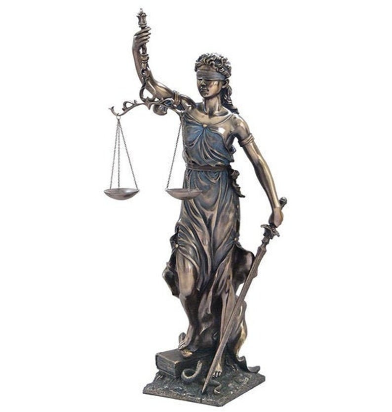 Жрец фемиды. Богиня правосудия Фемида. Богиня Фемида статуя. Статуя Богини правосудия Фемиды. Фемида богиня правосудия в суде.
