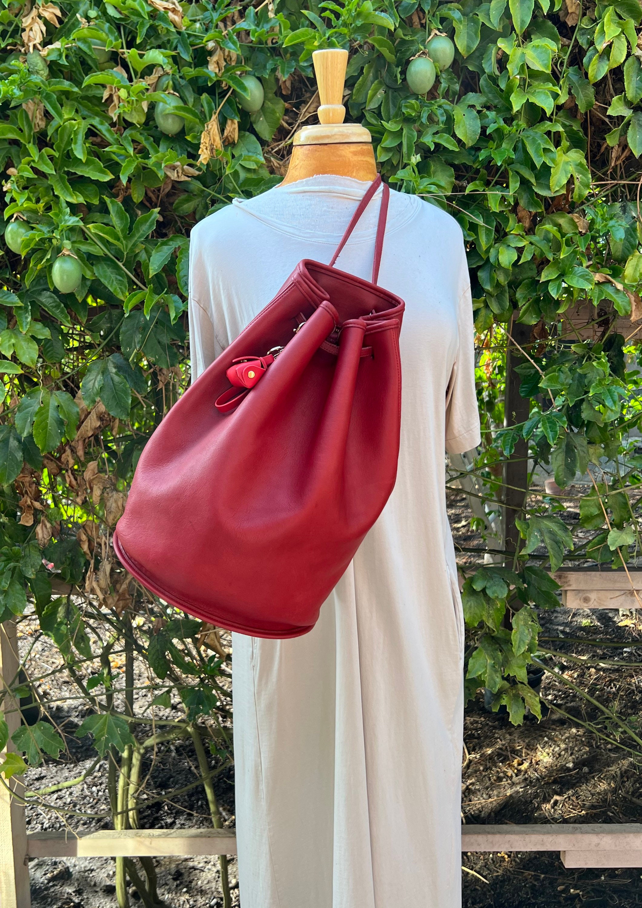 Rare Vintage Coach Bixby bag, Large sling shoulder travel Weekender bag 9929, Red