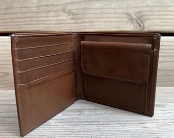 Water Buffalo Vintage Coach Men’s Coin Leather Bifold Wallet, Mahogany