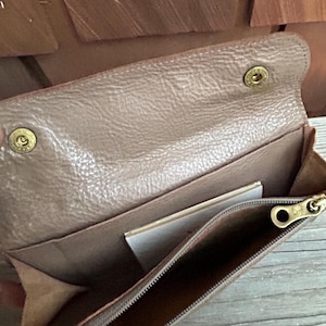 Cartera de mano tipo sobre de piel italiana curtida vegetal IL Bisonte