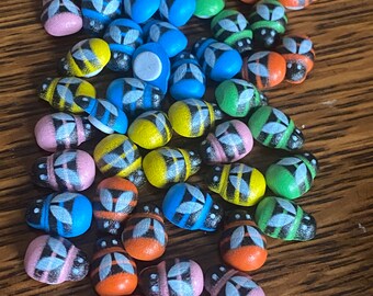 Bienen aus Holz | Bunte Bienen | Stolz | Regenbogen Dekor | Faux Food Akzente