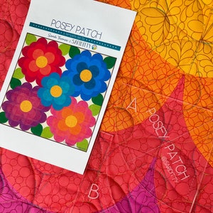 Könnte beinhalten: Zwei transparente Acryl-Quiltvorlagen zum Erstellen eines Posey Patch-Quiltblocks. Die Vorlagen sind mit dem Text "Posey Patch" und "@sariditty" beschriftet.