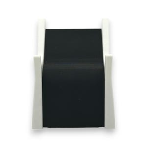 以下が含まれることがあります： 白と黒のミニマリストなデスクオーガナイザー。オーガナイザーは、2つの白い垂直サポートで支えられた黒い長方形のベースを備えています。サポートは曲線的なデザインで、シンプルな構造にエレガンスを加えています。