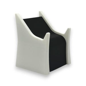 以下が含まれることがあります： 黒いベルベットのインサートが付いた、白くモダンなジュエリーディスプレイスタンド。スタンドは、2つの直立したサポートを備えた湾曲したデザインです。スタンドはネックレスやブレスレットを保持するように設計されています。