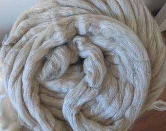 Lã em mecha de 2 kg (4,4 lb) no atacado, rolo de lã cinza sem tingimento, ideal para fiação, feltragem, tricô e tecelagem. Fornecimento de lã. Fio grosso Wool Bump disponível no Etsy.