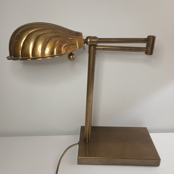 Beautiful Mid Century Modern Brass Clam Table Lamp.  15.5" x 13.5"