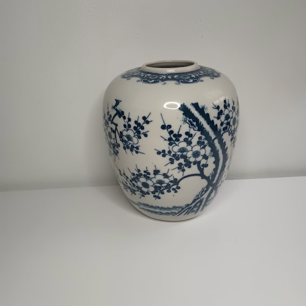 Beautiful Floral Blue and White Porcelain Flower Vase. 6.5" x 5.5"