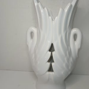 Beautiful 1987 Swan Flower Vase. 4.5&quot; x 8.5&quot;