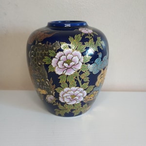 Beautiful Floral Vintage Foo Dog Flower Vase.5&quot; x 4&quot;