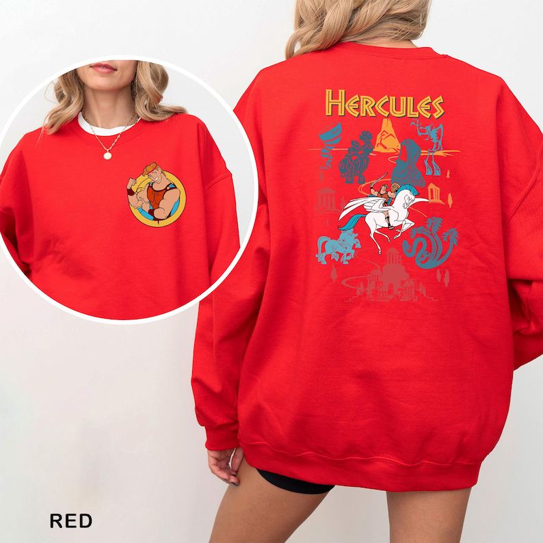 K&ouml;nnte beinhalten: Roter Sweatshirt mit einem Cartoon-Motiv von Herkules auf der Vorderseite und einer gr&ouml;&szlig;eren Grafik auf der R&uuml;ckseite. Die R&uuml;ckengrafik enth&auml;lt das Wort "Hercules" in Gelb sowie verschiedene Charakterillustrationen in Blau und Wei&szlig;.