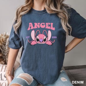 K&ouml;nnte beinhalten: Eine wei&szlig;e Keramik-Tasse mit schwarzem Henkel und dem Text "But First, Coffee" in fetter, schwarzer Schrift. Die Tasse steht vor einem verschwommenen Hintergrund, der eine gem&uuml;tliche Umgebung andeutet.