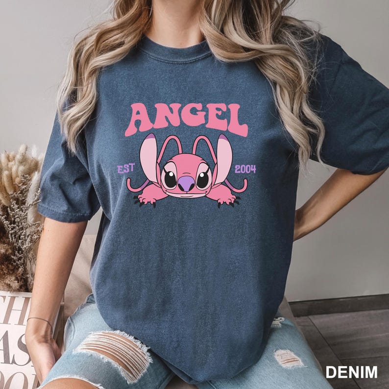 K&ouml;nnte beinhalten: Eine wei&szlig;e Keramik-Tasse mit schwarzem Henkel und dem Text "But First, Coffee" in fetter, schwarzer Schrift. Die Tasse steht vor einem verschwommenen Hintergrund, der eine gem&uuml;tliche Umgebung andeutet.