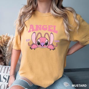 K&ouml;nnte beinhalten: Eine wei&szlig;e Keramik-Tasse mit schwarzem Henkel und dem Text "But First, Coffee" in schwarzer, fetter Schrift. Die Tasse steht auf einer wei&szlig;en Oberfl&auml;che.