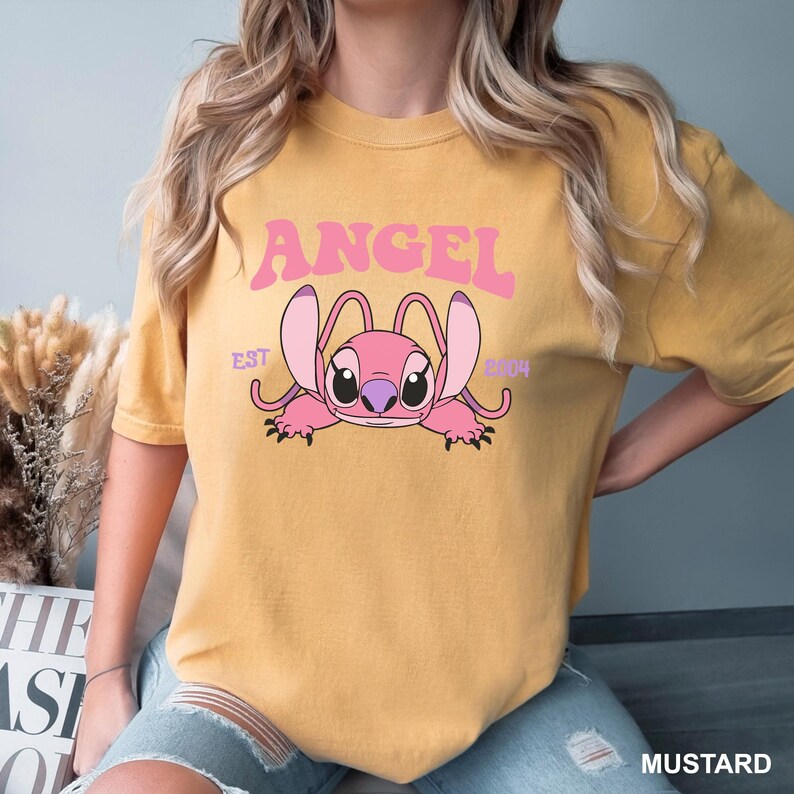 K&ouml;nnte beinhalten: Eine wei&szlig;e Keramik-Tasse mit schwarzem Henkel und dem Text "But First, Coffee" in schwarzer, fetter Schrift. Die Tasse steht auf einer wei&szlig;en Oberfl&auml;che.