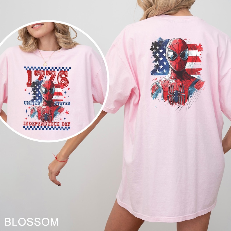 Może przedstawiać: Jasnor&oacute;żowy t-shirt z grafiką Spider-Mana na tle postarzałej amerykańskiej flagi. Przedni wz&oacute;r zawiera napis 1776 UNITED STATES INDEPENDENCE DAY. Tylny wz&oacute;r przedstawia większą wersję tej samej postaci w podobnym stylu graficznym.