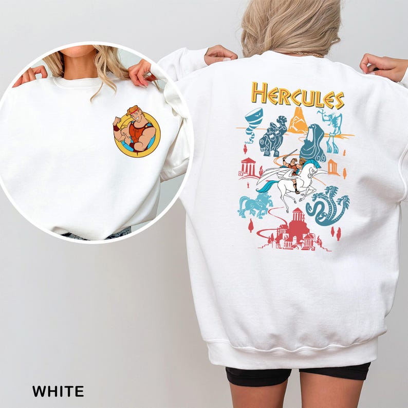 K&ouml;nnte beinhalten: Wei&szlig;es Sweatshirt mit einer Cartoon-Illustration von Herkules auf dem R&uuml;cken, mit dem Wort "Hercules" in goldfarbenen Buchstaben. Auf der Vorderseite befindet sich eine kleinere kreisf&ouml;rmige Grafik von Herkules. Auf der Unterseite des Sweatshirts steht das Wort "WHITE".
