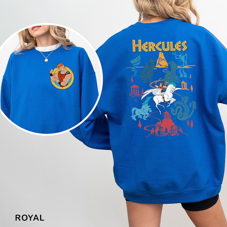 K&ouml;nnte beinhalten: K&ouml;nigsblaues Sweatshirt mit Hercules-Grafik auf der Vorder- und R&uuml;ckseite. Die Vorderseite hat einen runden Aufn&auml;her mit Hercules. Auf der R&uuml;ckseite steht das Wort "Hercules" in Gelb, zusammen mit Illustrationen von Pegasus, Geb&auml;uden und anderen Charakteren.