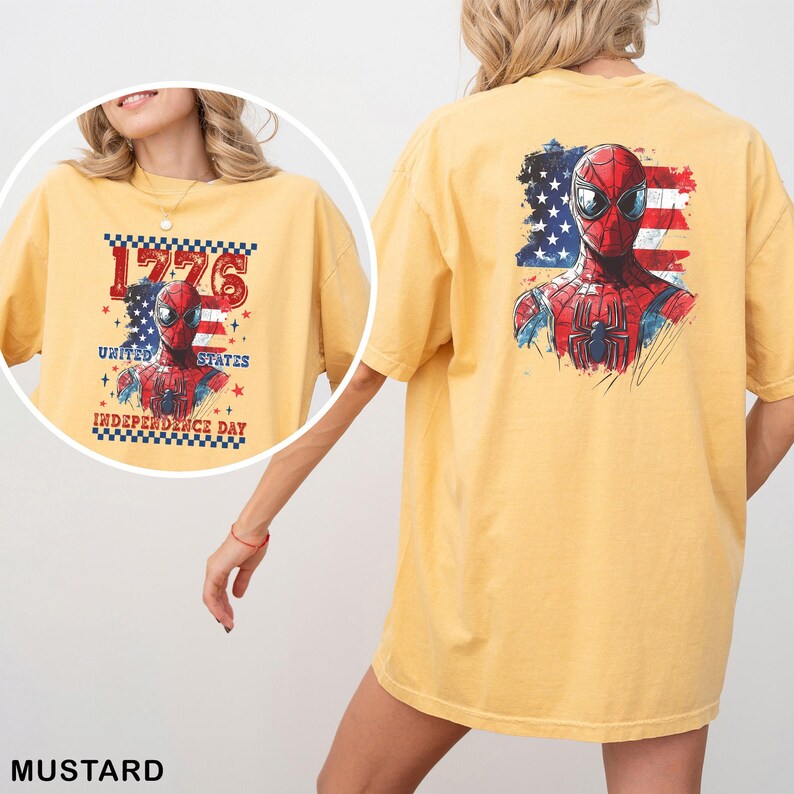Może przedstawiać: Musztardowy t-shirt z kr&oacute;tkim rękawem z grafiką Spider-Mana na tle amerykańskiej flagi. Z tyłu znajduje się duży nadruk Spider-Mana, a na przednim wstawce widnieje napis 1776 UNITED STATES INDEPENDENCE DAY.