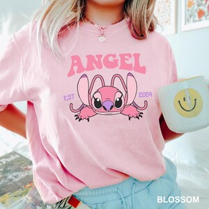 K&ouml;nnte beinhalten: Eine wei&szlig;e Keramik-Tasse mit schwarzem Henkel und dem Text "But First, Coffee" in fetter, schwarzer Schrift. Die Tasse steht vor einem verschwommenen Hintergrund, der ihr schlichtes Design hervorhebt.