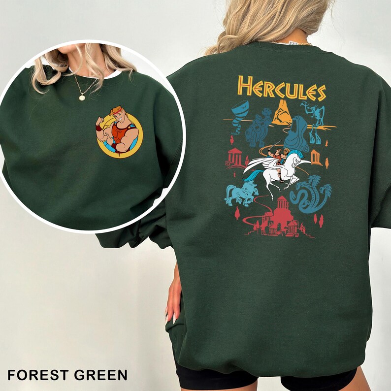 K&ouml;nnte beinhalten: Forstgr&uuml;nes Sweatshirt mit einem Cartoon-Motiv von Herkules auf der Vorder- und R&uuml;ckseite. Das R&uuml;ckendesign zeigt das Wort "Hercules" in goldfarbenen Buchstaben und verschiedene Cartoon-Illustrationen. Das Sweatshirt hat eine einfarbige forstgr&uuml;ne Farbe.