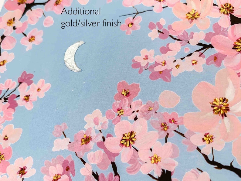 Op de afbeelding: Schilderij van roze kersenbloesems met gouden accenten tegen een lichtblauwe achtergrond. Een zilveren halve maan staat linksboven. De tekst luidt "Additional gold/silver finish".