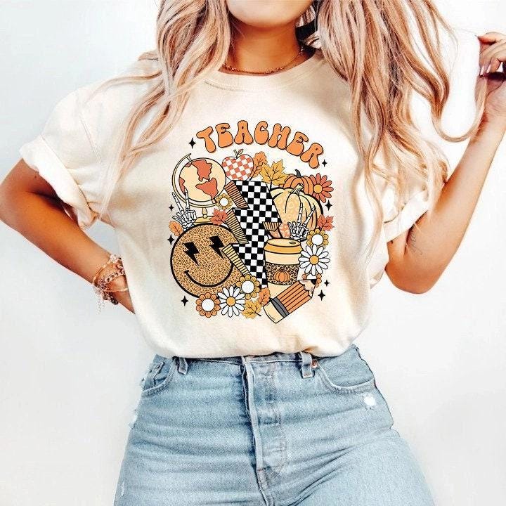 Camiseta de otoño para maestros, camiseta retro con vibraciones otoñales para maestros, camiseta de regreso a la escuela, camiseta de otoño, camiseta retro con carita sonriente para maestros, camiseta con cosas para maestros