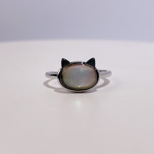 上品な猫の指輪 ブラックシェル マザーオブパール、ブラックパールジュエリー、シルバーメッキリング 調節可能なリングサイズ、かわいいガーリージュエリー、