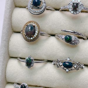 Sierlijke zwarte opaalring, rode flitsopaalring, groene flitsopaal, blauwe flitsopaal, natuurlijke zwarte opaalring, zwarte stenen ring, zwarte stenen ringen