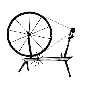 Op de afbeelding: Een zwart silhouet van een spinnewiel met een houten basis en een spil. Het wiel heeft spaken en staat op een standaard met drie poten.