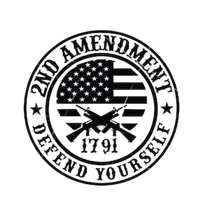 以下が含まれることがあります： 2nd AmendmentとDefend Yourselfという文字が書かれた黒と白の円形デザイン。交差したライフルとアメリカ国旗の画像が描かれている。ライフルの下には1791年と印刷されている。