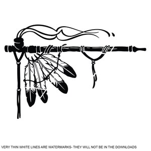 Può includere: Silhouette in bianco e nero di una pipa della pace nativa americana con piume. La pipa è decorata con un design semplice e ha un gambo lungo.