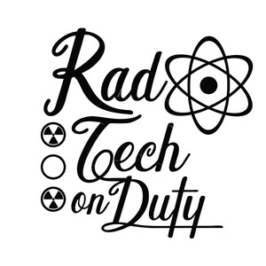 Puede incluir: Diseño gráfico en blanco y negro con el texto "Rad Tech on Duty" y un símbolo de átomo estilizado.