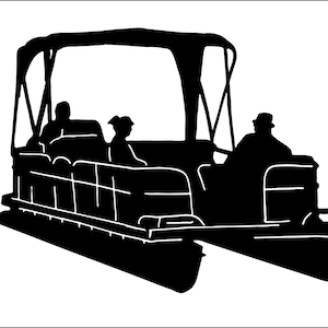 Könnte beinhalten: Eine schwarze Silhouette eines Pontonboots mit einem Verdeck, das drei Personen befördert. Das Boot hat ein großes, flaches Deck mit einem Geländer um den Umfang. Die Personen sitzen im Boot, und der Fahrer sitzt am Steuer.