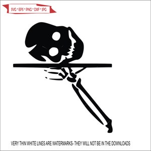 Puede incluir: Una silueta en blanco y negro de un esqueleto sosteniendo una bandeja con un cráneo en la parte superior. El esqueleto sostiene la bandeja con una mano y la otra mano descansa sobre la bandeja. El cráneo está mirando hacia adelante y tiene una sonrisa de dientes.