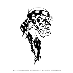 Puede incluir: Ilustración en blanco y negro de una calavera con un pañuelo y una pluma. La calavera lleva un pañuelo sobre los ojos y tiene una pluma que sale de la parte posterior de su cabeza.