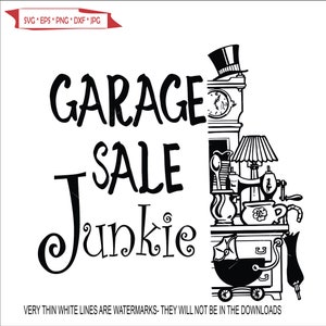 Puede incluir: Ilustración en blanco y negro de un cartel de venta de garaje con el texto "Garage Sale Junkie". El cartel está decorado con varios objetos, entre ellos un reloj, una lámpara, un cochecito de bebé y una máquina de coser.