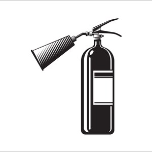 Op de afbeelding: Een zwart-witte illustratie van een brandblusser met een slang en een handvat. De brandblusser heeft een label aan de zijkant.