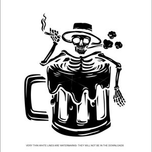Puede incluir: Ilustración en blanco y negro de un esqueleto con sombrero fumando un cigarrillo, sentado dentro de una jarra de cerveza.