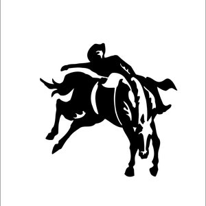 Puede incluir: Una silueta en blanco y negro de un vaquero montando un bronco que se encabrita. El vaquero se aferra con fuerza mientras el bronco echa la cabeza hacia atrás y patea con las piernas.