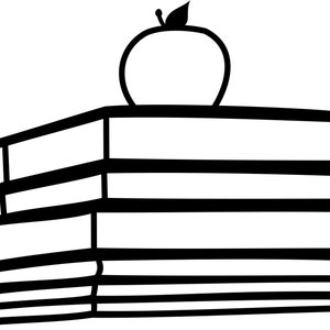 Op de afbeelding: Een stapel van vijf zwart-wit boeken met een rode appel erop. De appel heeft een groen blad.