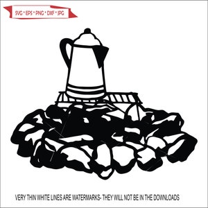 Puede incluir: Silueta en blanco y negro de una cafetera sentada sobre una pila de piedras. La cafetera tiene un asa y un pico. Las piedras están dispuestas en una pila.