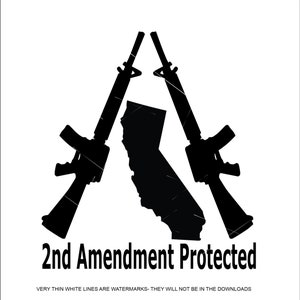 Puede incluir: Silueta en blanco y negro de dos rifles formando un triángulo con el estado de California en su interior. El texto "2nd Amendment Protected" está debajo de los rifles.