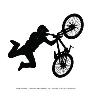 Puede incluir: Silueta de una persona realizando un truco de BMX, con la bicicleta boca abajo y el ciclista en el aire.