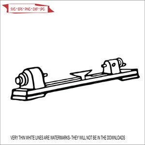 Puede incluir: Un dibujo en blanco y negro de un torno de madera. El torno tiene un motor en un extremo y una cabezal en el otro extremo. El torno se utiliza para girar la madera.
