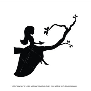 以下が含まれることがあります： 葉のついた木の枝に座っている人の黒いシルエット。その人は長いドレスを着ていて、長い髪をしています。木の枝は曲がっていて、葉がついています。