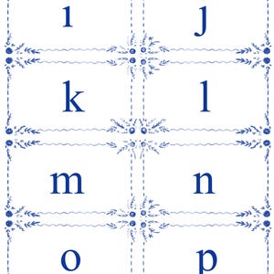 Peut inclure: Une carte blanche avec une bordure florale bleue et les lettres i, j, k, l, m, n, o et p. Les lettres sont en bleu foncé. Le design a une esthétique vintage peinte à la main.