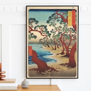Puede incluir: Una impresión japonesa en madera vintage que representa un paisaje marítimo con una costa y pinos. Los árboles tienen troncos rojos y follaje verde. El agua es azul y blanca con olas. La impresión está enmarcada en negro.